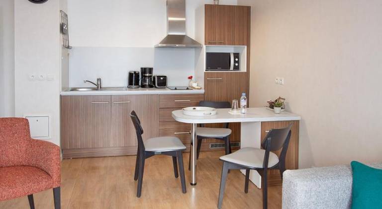 Nice serviced apartment with yard, pool & patio | Pet-friendly — photo 5