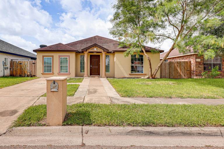 4 Mi to Dtwn Brownsville Family Home w Yard