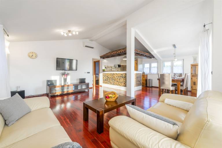 Fully equipped house with yard, grill & private pool | Sea view | Pets allowed in Okrug