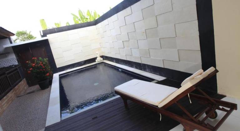 Villa with terrace, yard & pool — photo 3