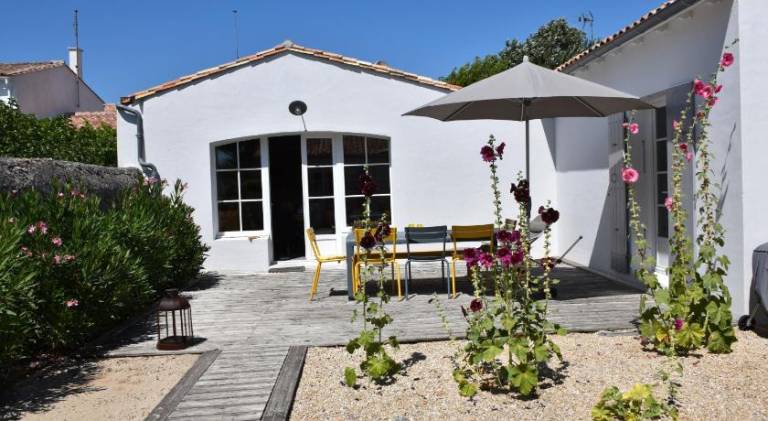 Fully equipped vacation home with yard, patio & barbecue | Dogs allowed in Le Bois-Plage-en-Re
