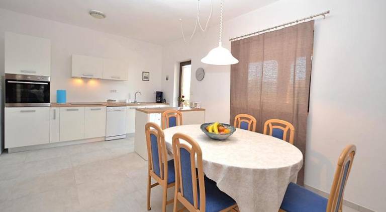 Holiday apartment with garden, terrace & grill — photo 3