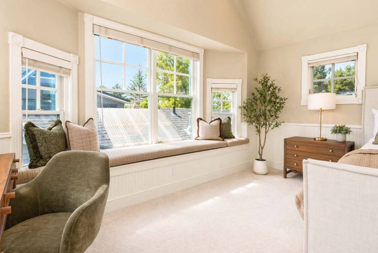 Spacious Designer 3BR Victorian with AC Hot Tub — photo 5