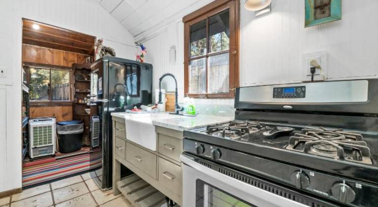 Vacation home with yard, BBQ & patio | Pet-friendly — photo 5