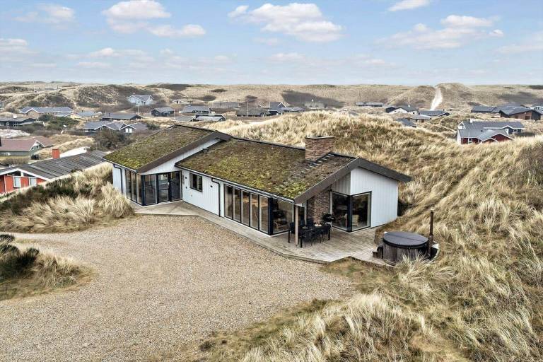 House with BBQ, terrace & sauna | Sea view in Hvide Sande