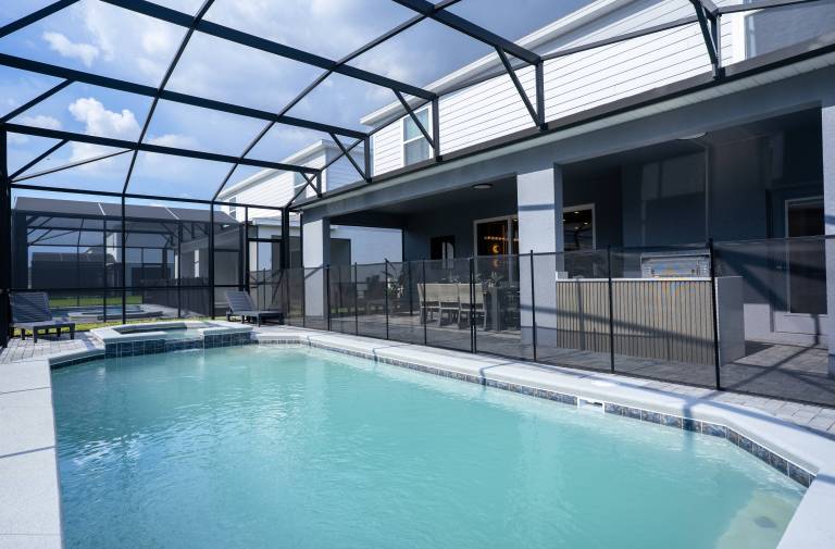 Family-friendly villa with private pool, BBQ & yard | Pets allowed — photo 3