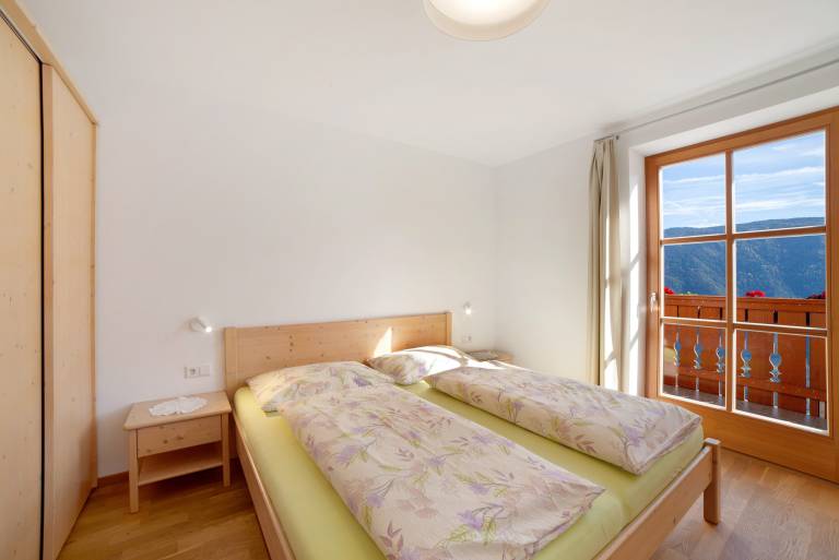 Holiday apartment with yard | City view — photo 5