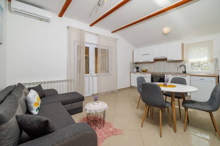 Holiday apartment with patio, garden & grill | Sea view | Pet-friendly — photo 4