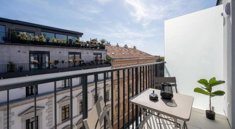 Pleasant rental apartment with terrace | Close to Cathedral of St. Peter and Paul | Good for workation | Pets are welcome — photo 4