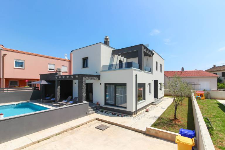 Villa with patio, grill & pool — photo 2