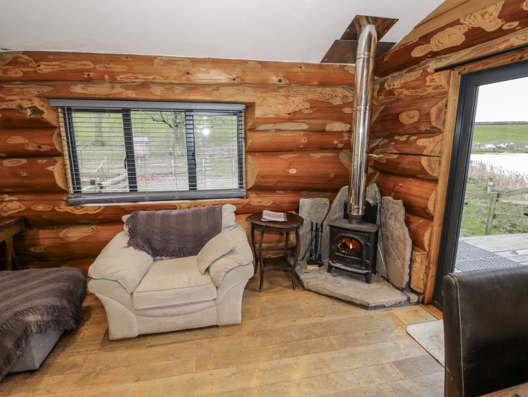 Douglas Cabin at Salford Court Farm Fishing Cabins — photo 3