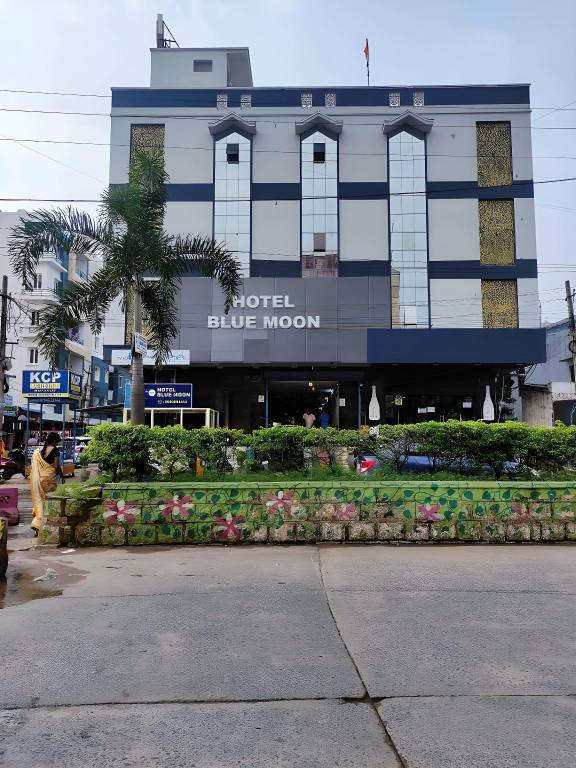 HOTEL BLUE MOON