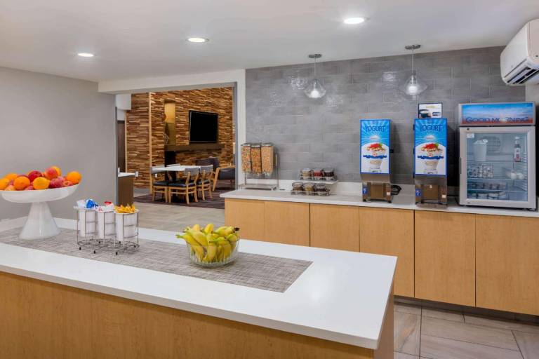 La Quinta Inn & Suites by Wyndham Perry — photo 2