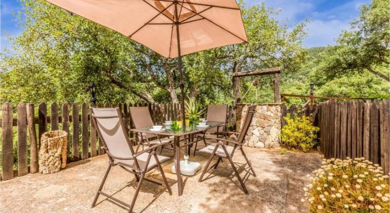 House with yard, patio & private pool — photo 4