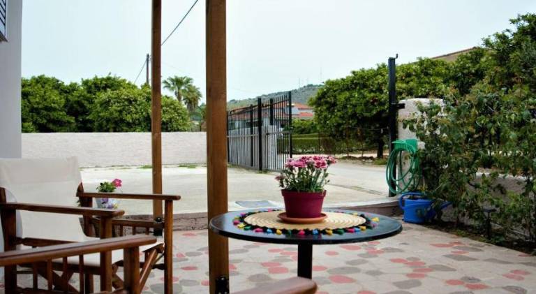 Vacation home with terrace & yard — photo 4