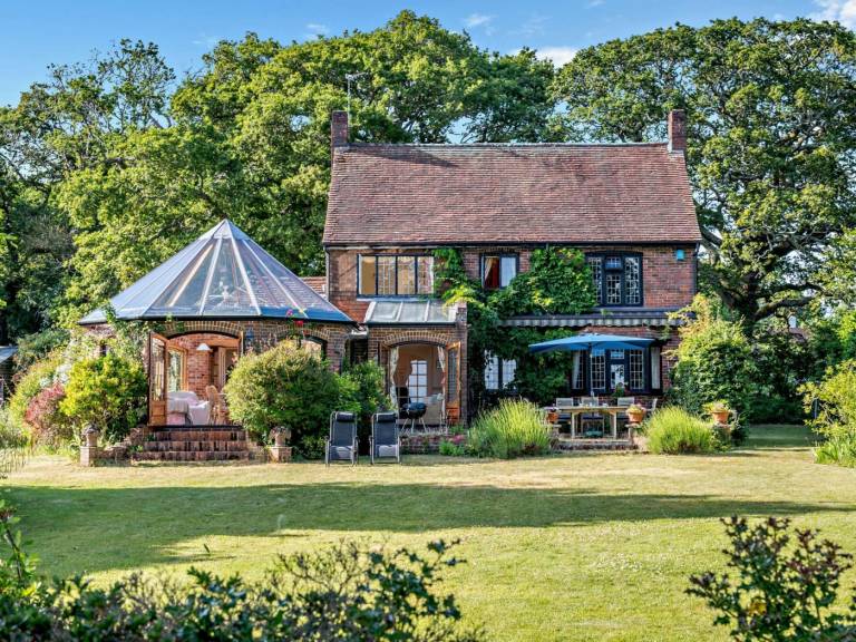 Cottage with barbecue, garden & patio in Ringwood