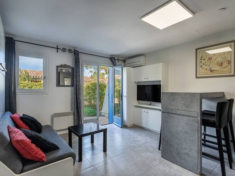 Apartment with terrace, yard & heated pool — photo 4