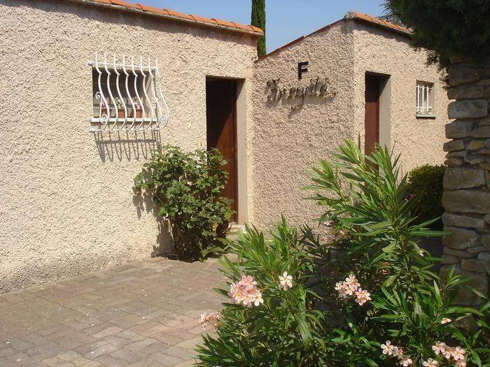 Holiday apartment with patio & barbeque | Garden view — photo 2