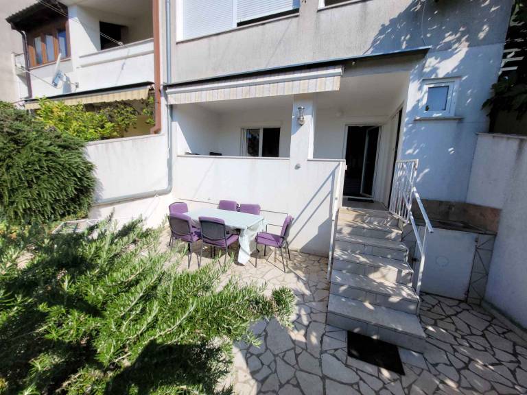 Apartment with yard, grill & patio — photo 5