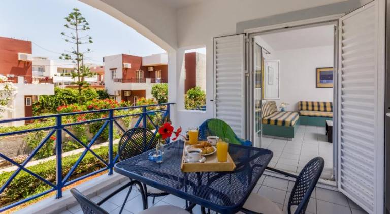 Serviced apartment with garden, pool & patio | Next to the beach | Pets allowed — photo 4