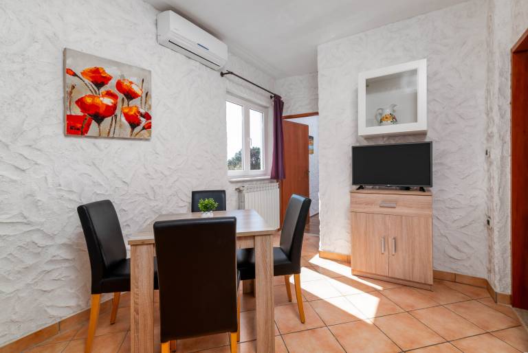 Holiday apartment with patio — photo 2