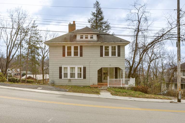 Near University Ave! Pet-Friendly 3BR w/ Foosball! — photo 3