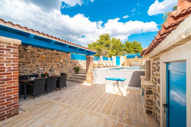 House with terrace, barbecue & hot tub — photo 4