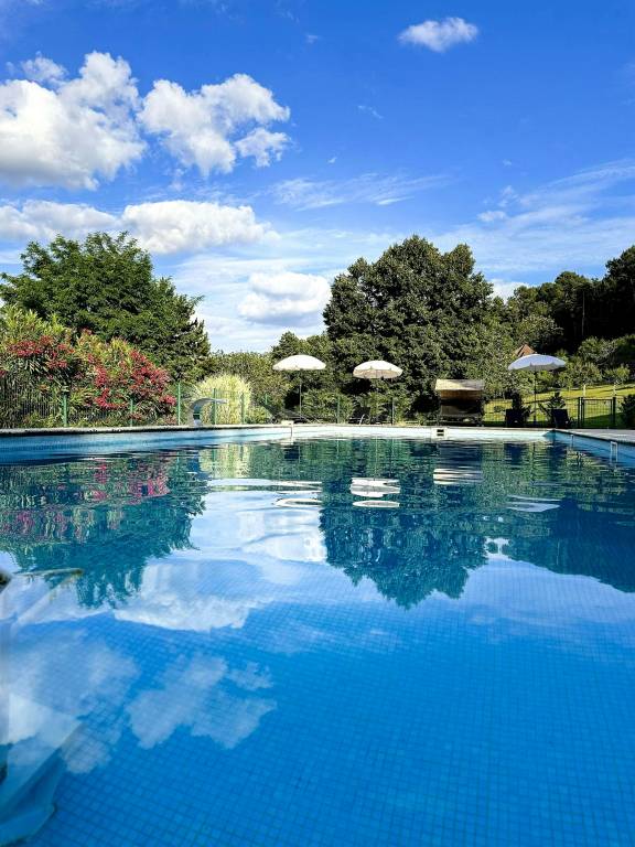 Fully equipped beautiful rental apartment with patio, pool & garden | Perfect for remote work | Pet-friendly — photo 3