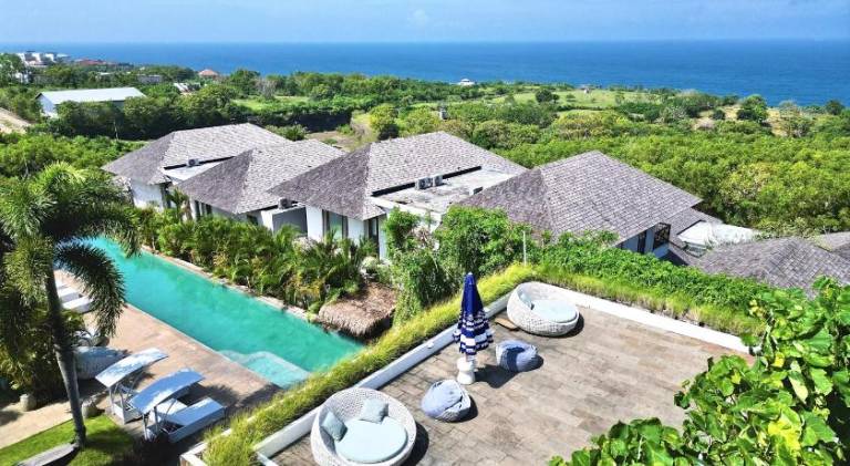 Bungalow with pool — photo 3
