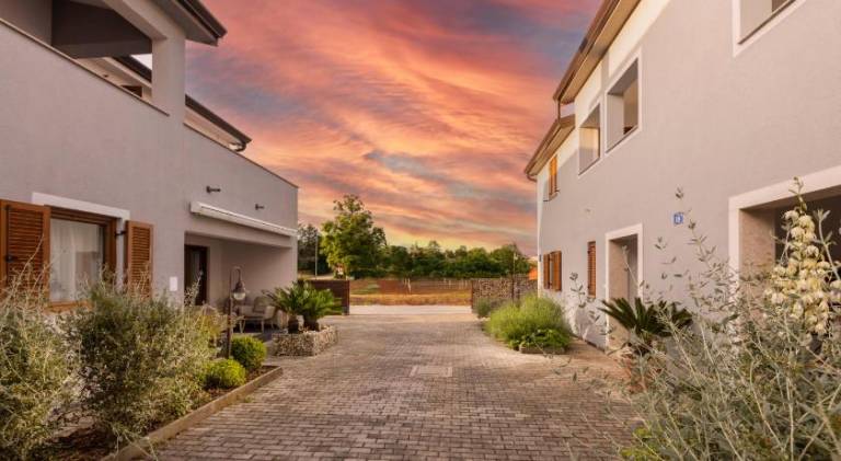 Vacation home with terrace, barbecue & yard — photo 5