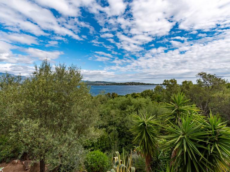 Vacation home with patio, grill & yard | Sea view — photo 5