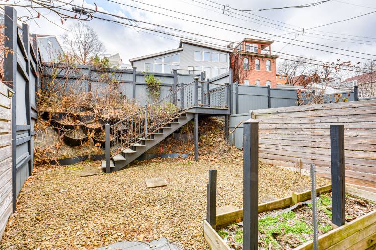 2 Mi to Market Sq! Row House w/ Dedicated Office — photo 2