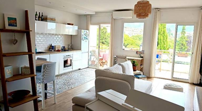 Stunning 2 bedroom apartment with Terrace and Sea view, Nice Cimiez Liberation in Thiers