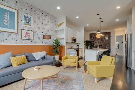 5 Mins to Belmont and Vandy, Rooftop Deck, Garage, 4 Bedroom Home with Rooftop and Grill, 10 Mins to — photo 4