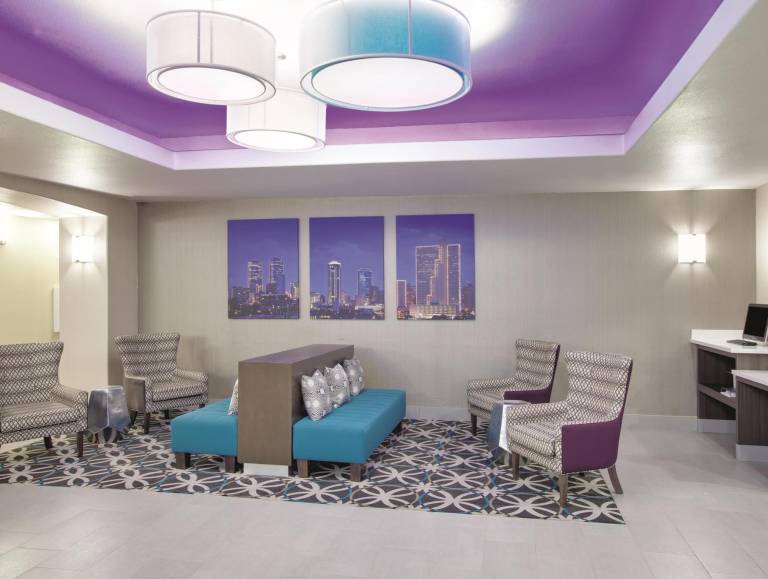 La Quinta Inn & Suites by Wyndham Corsicana — photo 2