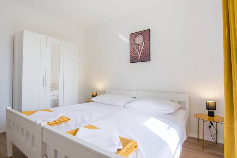 Fully equipped holiday apartment with BBQ, yard & patio | Close to the beach | Pet-friendly in Biograd na Moru