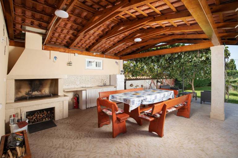 Fully equipped villa with private pool, terrace & yard | Pool view | Pets are welcome — photo 4
