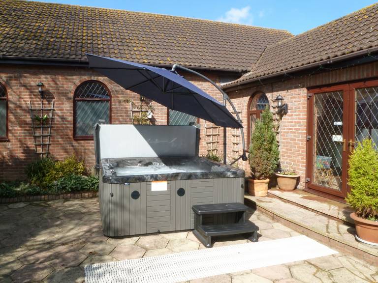 Cottage with yard, hot tub & grill | River view in Skegness