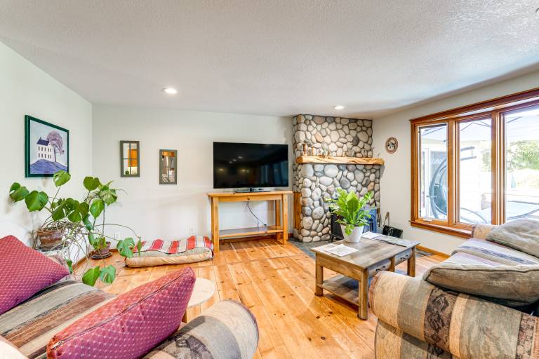 Oregon Farmhouse Hideaway on 53 Acres — photo 3