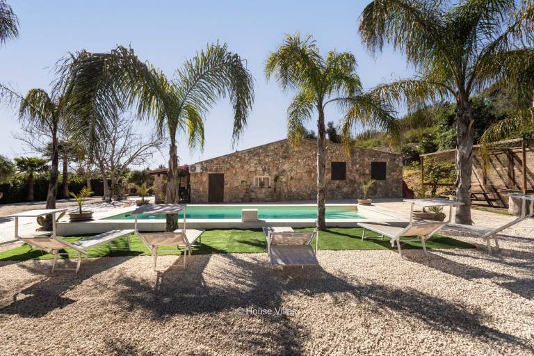 Holiday apartment with terrace, private pool & yard — photo 4