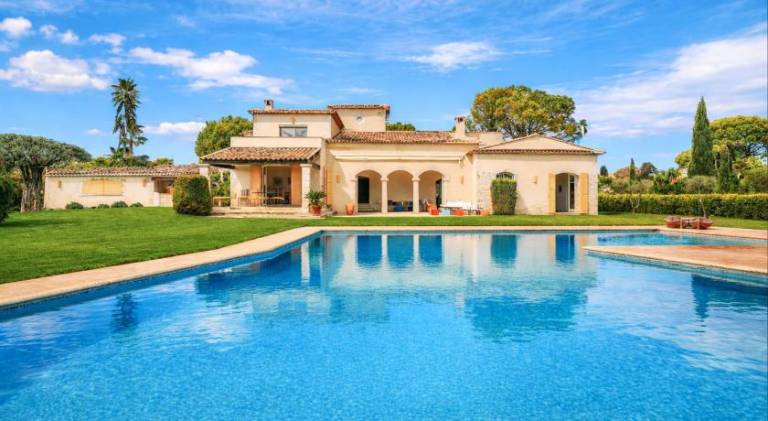 Spacious villa with yard, patio & private pool | Good for workation | Pet-friendly in Valbonne