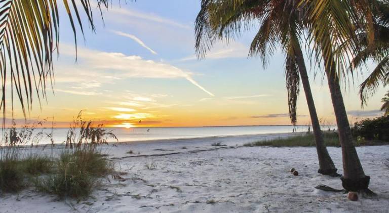 Wonderful vacation home with pool | Next to the beach | Pets allowed in Fort Myers Beach, FL