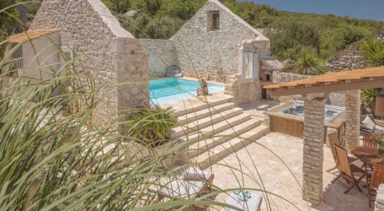 Villa with pool & hot tub in Jelsa