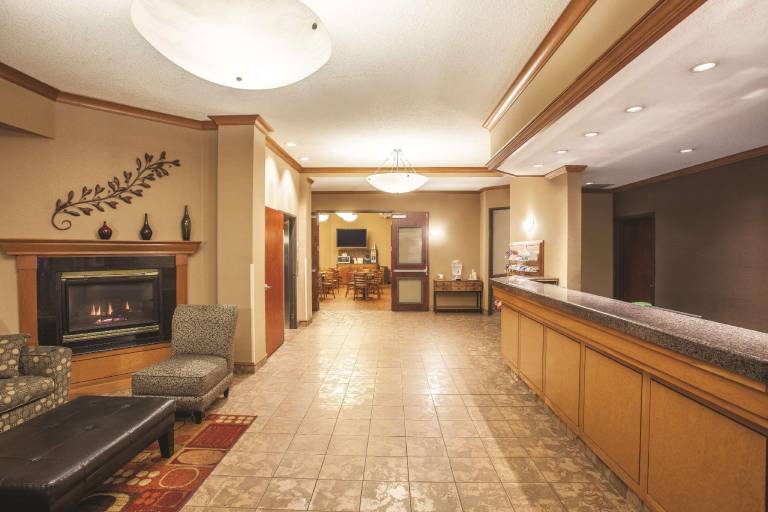 La Quinta Inn & Suites by Wyndham Portland Airport — photo 2