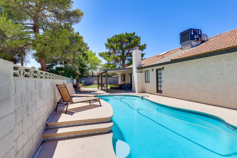 7 Mi to Las Vegas Strip Family Home w Pool