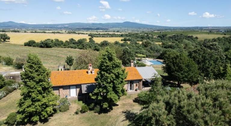 Farm with barbecue, patio & yard in Viterbo