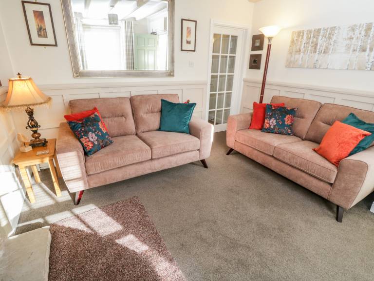 Cottage with garden — photo 4