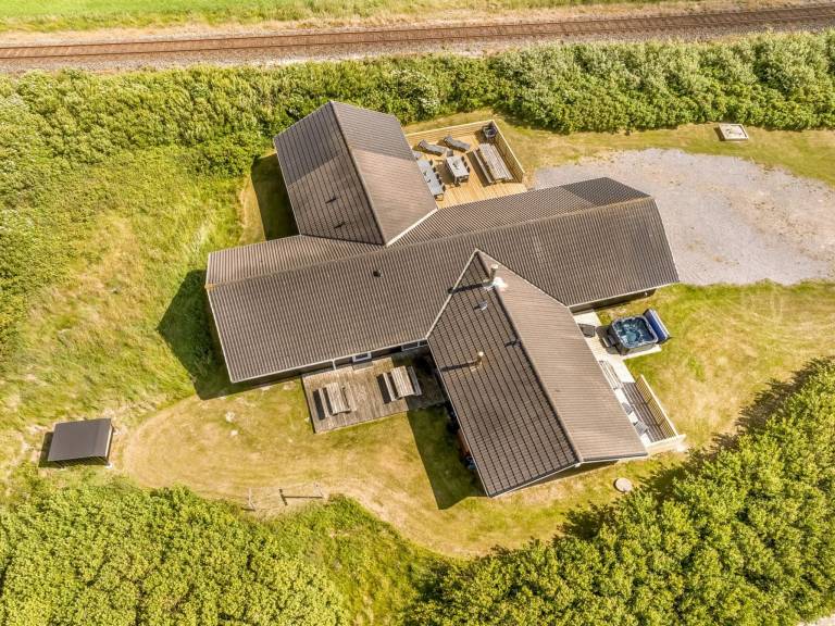 Vacation home with private pool, sauna & barbeque — photo 4