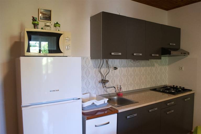 Holiday apartment with terrace, BBQ & yard — photo 2