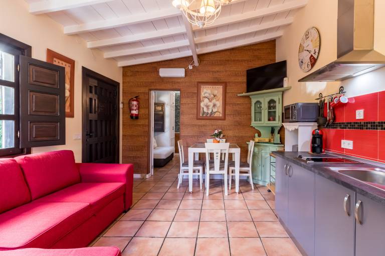 Family-oriented vacation home with yard & BBQ | Mountain view | Pets allowed — photo 5